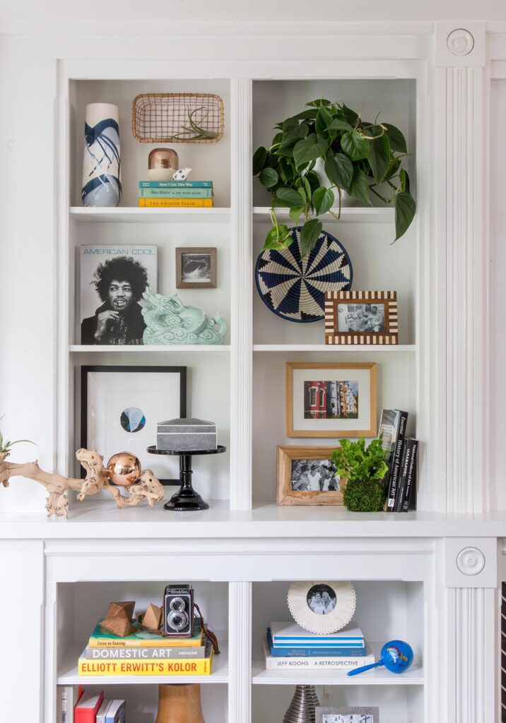 Como decorar estante