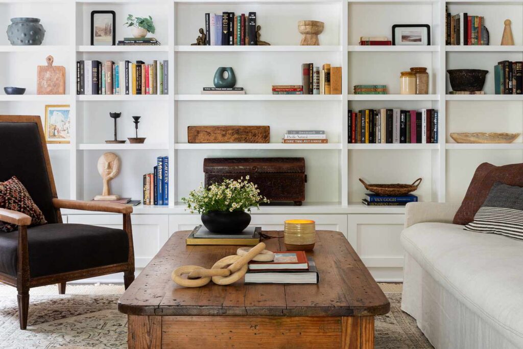 Estante branca decorada com livros e objetos decorativos