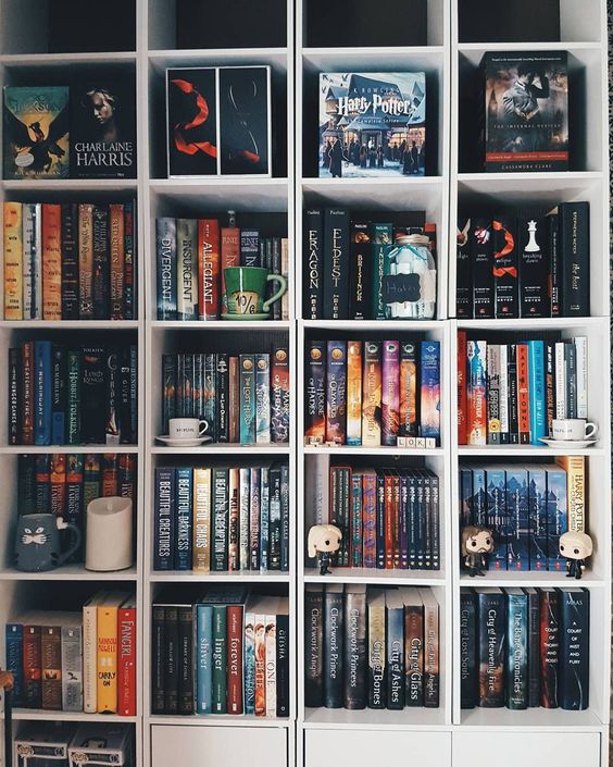 COLEÇÃO DE LIVROS E PERSONAGENS EM MINIATURA