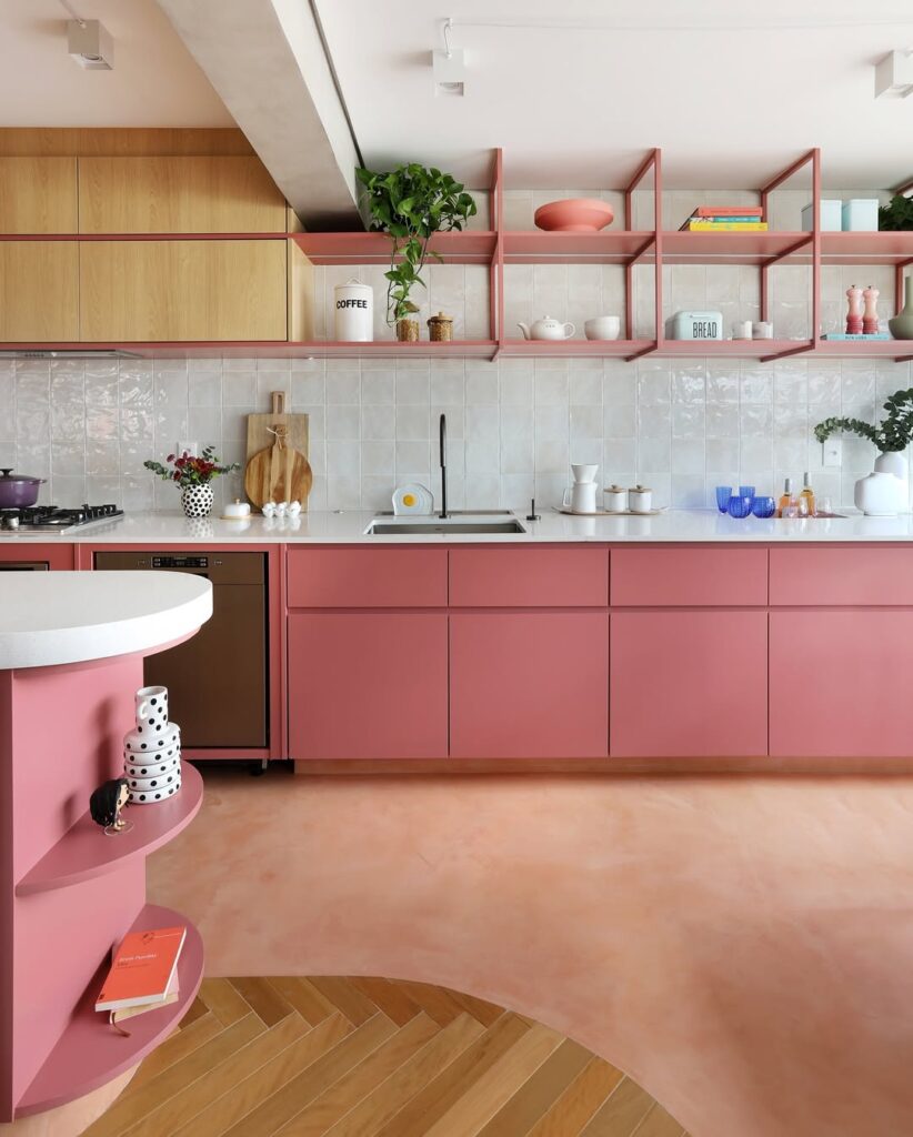 COZINHA COM MARCENARIA COR DE ROSA, BANCADA E REVESTIMENTO CLAROS