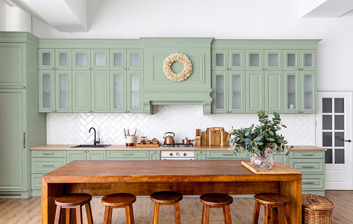 COZINHA COM ARMÁRIO VERDES ESTILO FARM HOUSE E ILHA EM MADEIRA