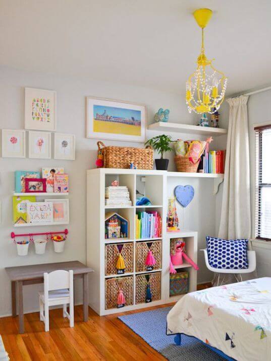 ESTANTE ORGANIZADA COM CESTOS IDENTIFICADOS, BALSINHOS, LIVROS E DECORAÇÃO