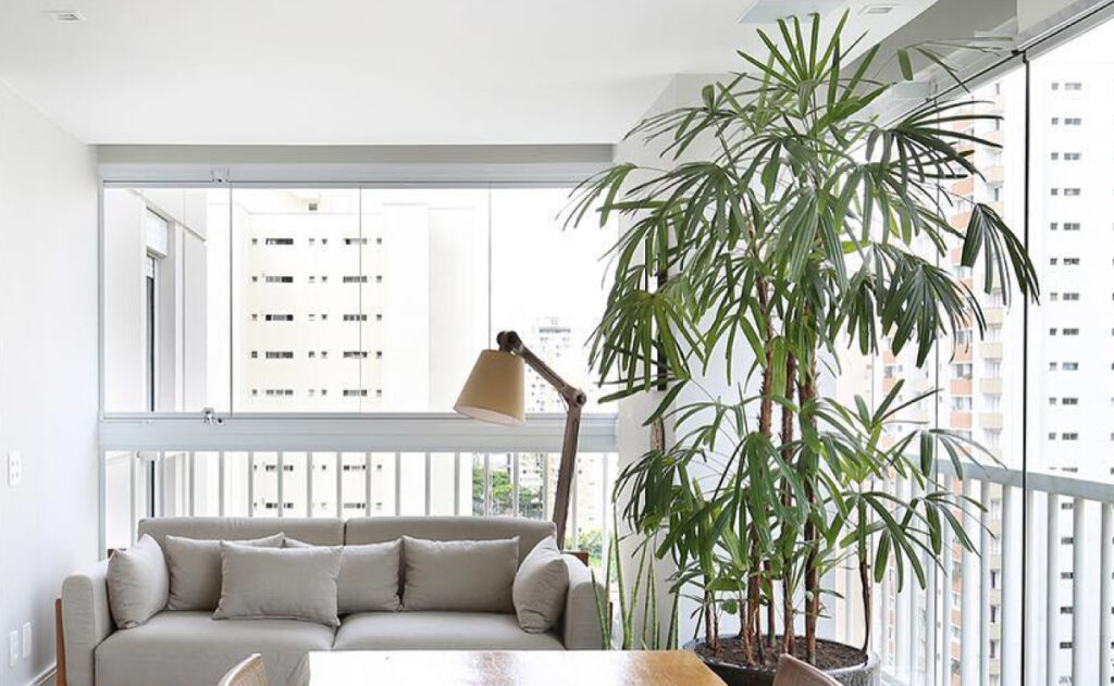 VARANDA COM SOFÁ E DECORAÇÃO NEUTRA