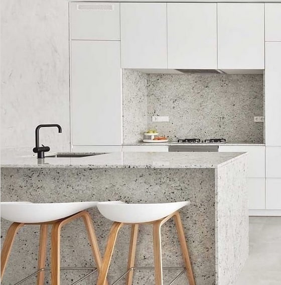 COZINHA CLARA COM GRANITO BRANCO POLAR E ARMÁRIOS BRANCOS