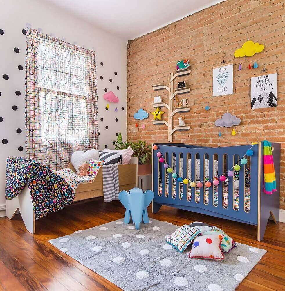 QUARTO DE BEBE COLORIDO COM PAREDE DE TIJOLINHOS
