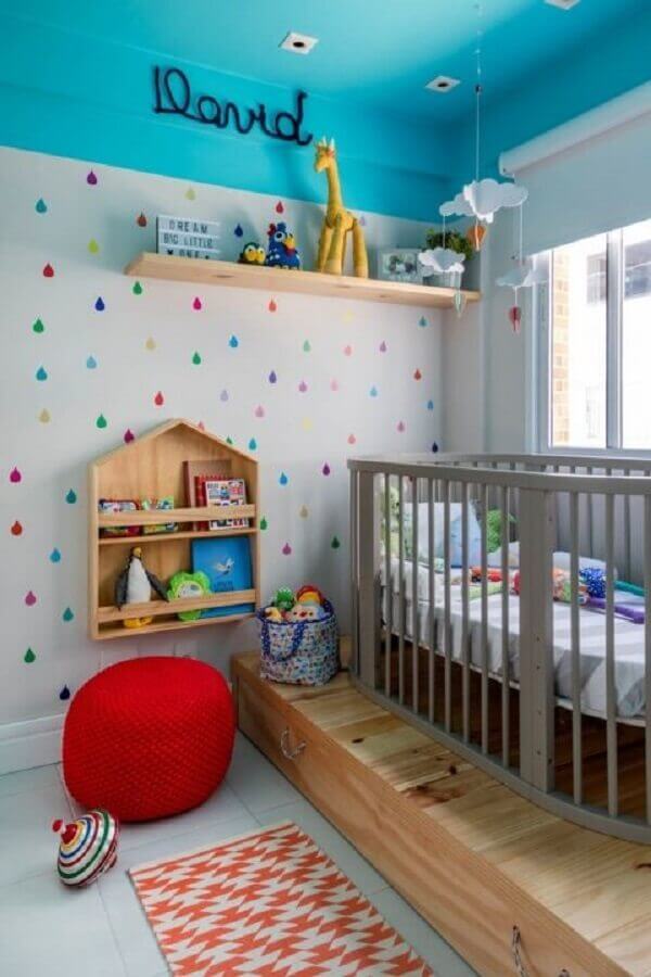 QUARTO DE BEBE COM TETO AZUL E PAREDE ESTAMPADA