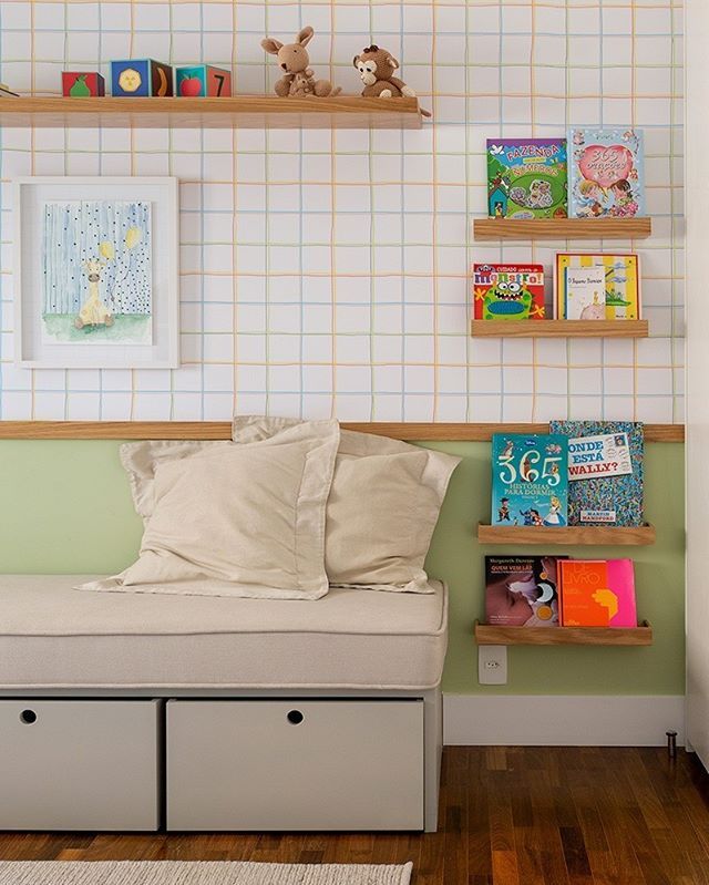DECORAÇÃO QUARTO INFANTIL COM MEIA PAREDE EM TOM DE VERDE, LIVROS CAMA AUXILIAR COM GAVETÕES