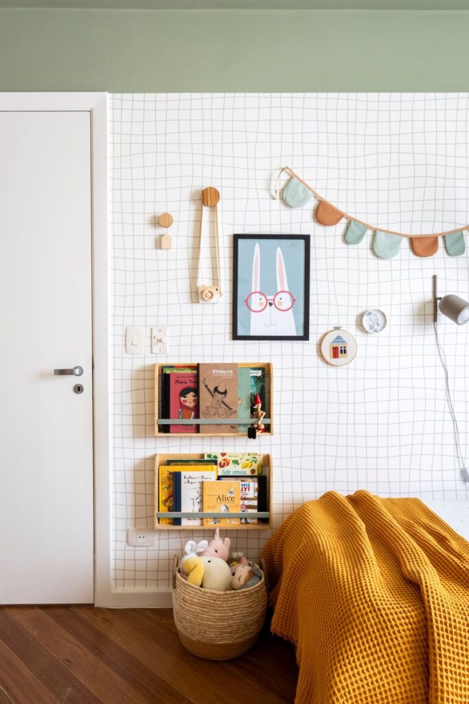 QUARTO DE BEBE DECORADO COM PAPEL DE PAREDE XADREZ E LIVROS