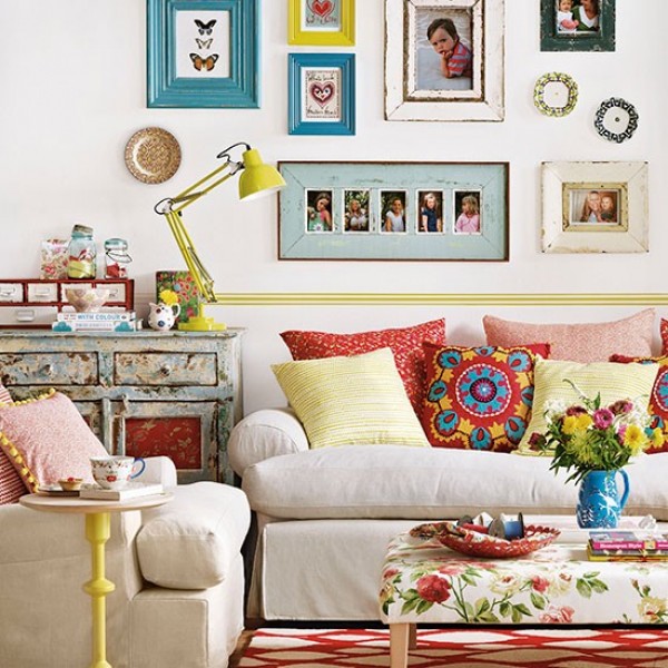 SALA COM SOFÁ BRANCO, ALMOFADAS E DECORAÇÃO COLORIDA