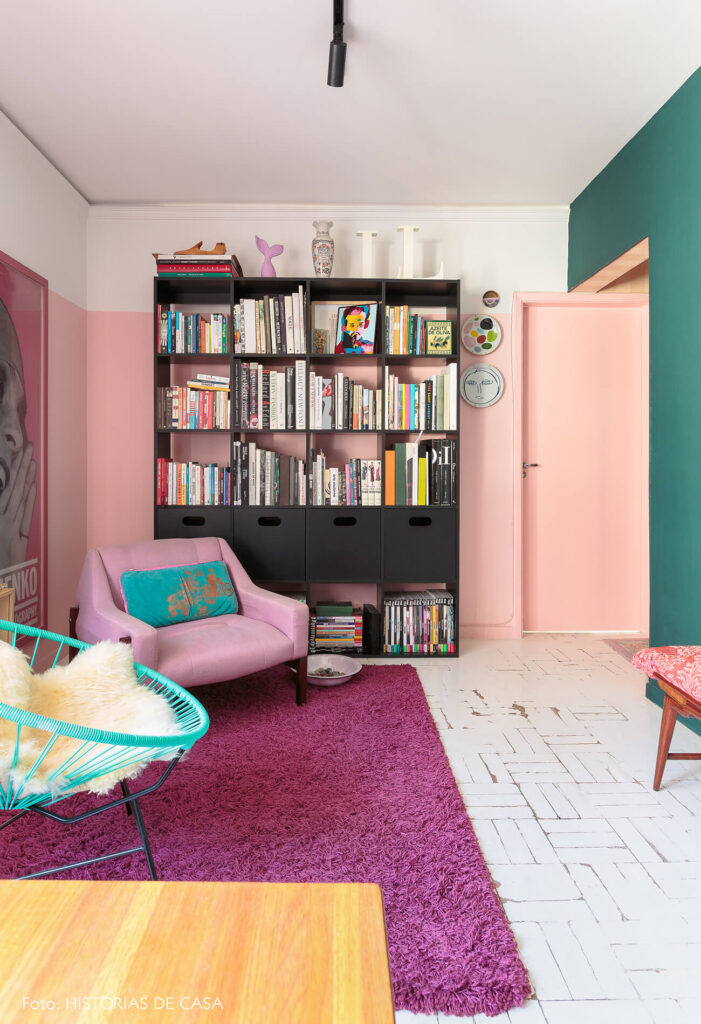 SALA COM PAREDE COR DE ROSA E VERDE