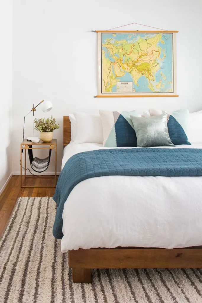 QUARTO DE CASAL EM TONS CLAROS, COM MADEIRA, AZUL E BRANCO